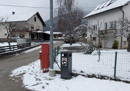 Koš za pasje iztrebke Grahovo Zgornji del proti Slivnici Foto Boštjan Otoničar